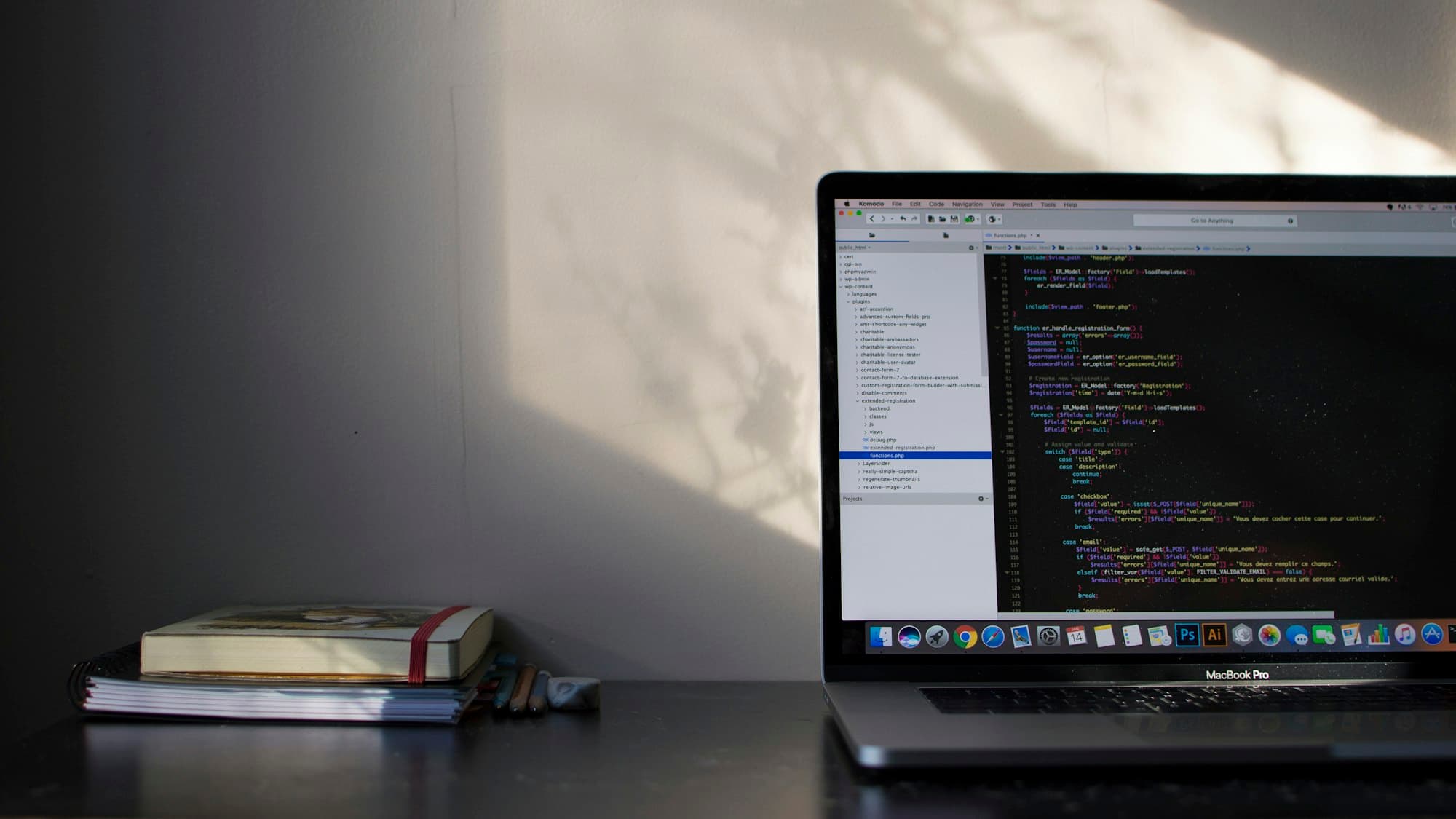Laptop met broncode in een code-editor op een bureau